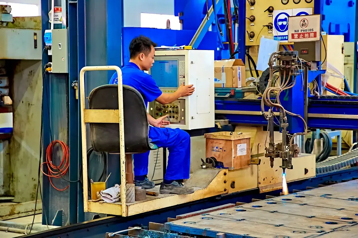 Taller de Producción de Intercambiadores de Calor de Placas (Corte por Plasma)